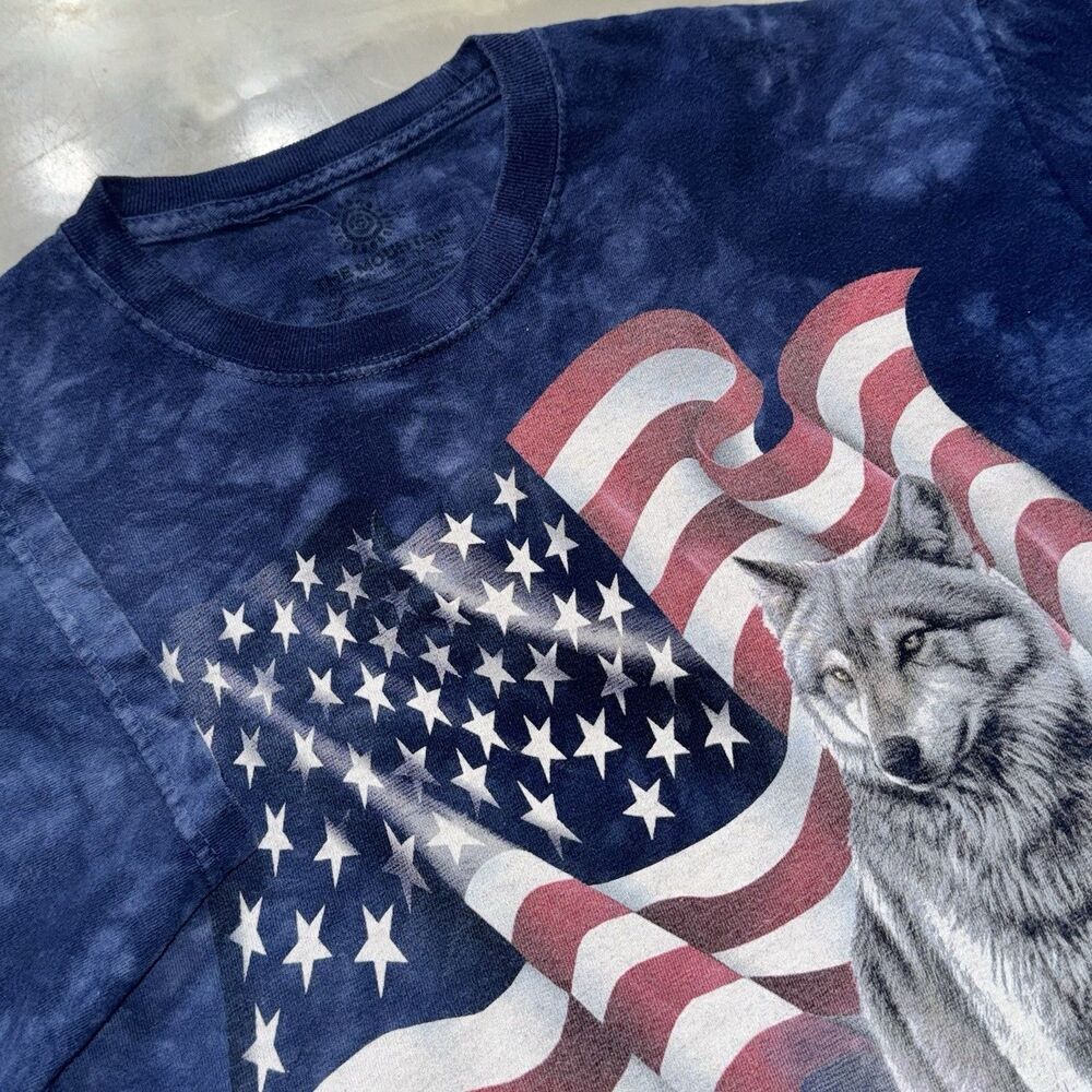 2001 The Mountain American Flag Wolves Graphic T-shirt Size L